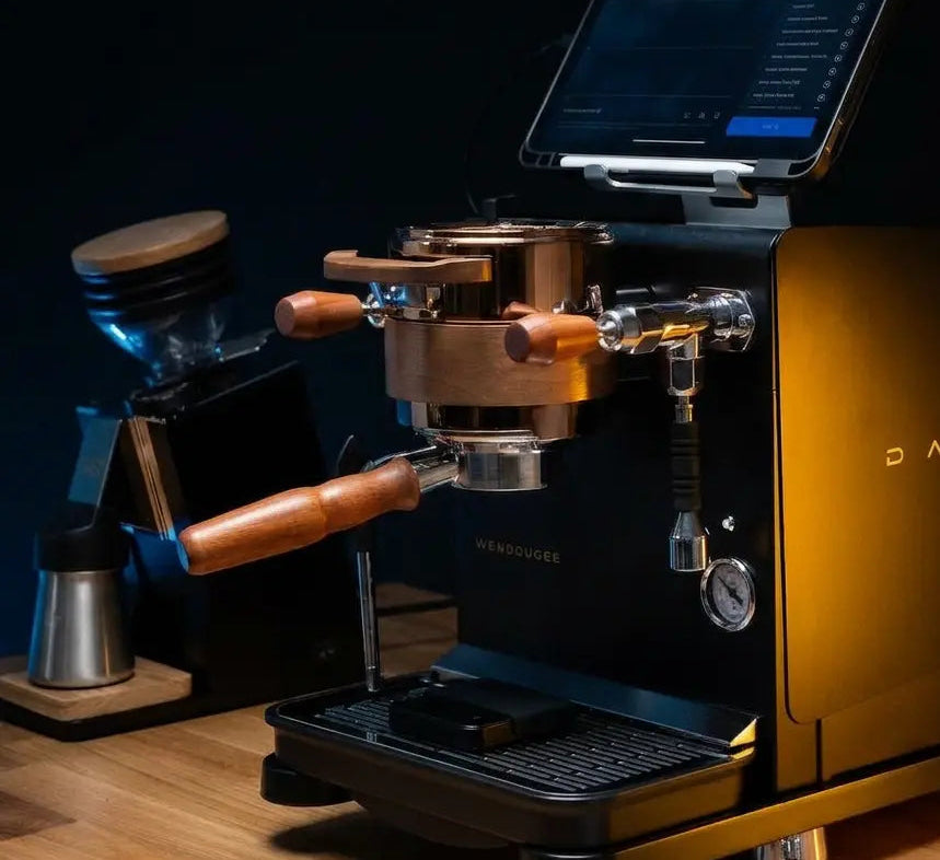 Wendougee DATA S high end luxurious espresso machine in Black with coffee grinder in Black on a black background vellutto.eu